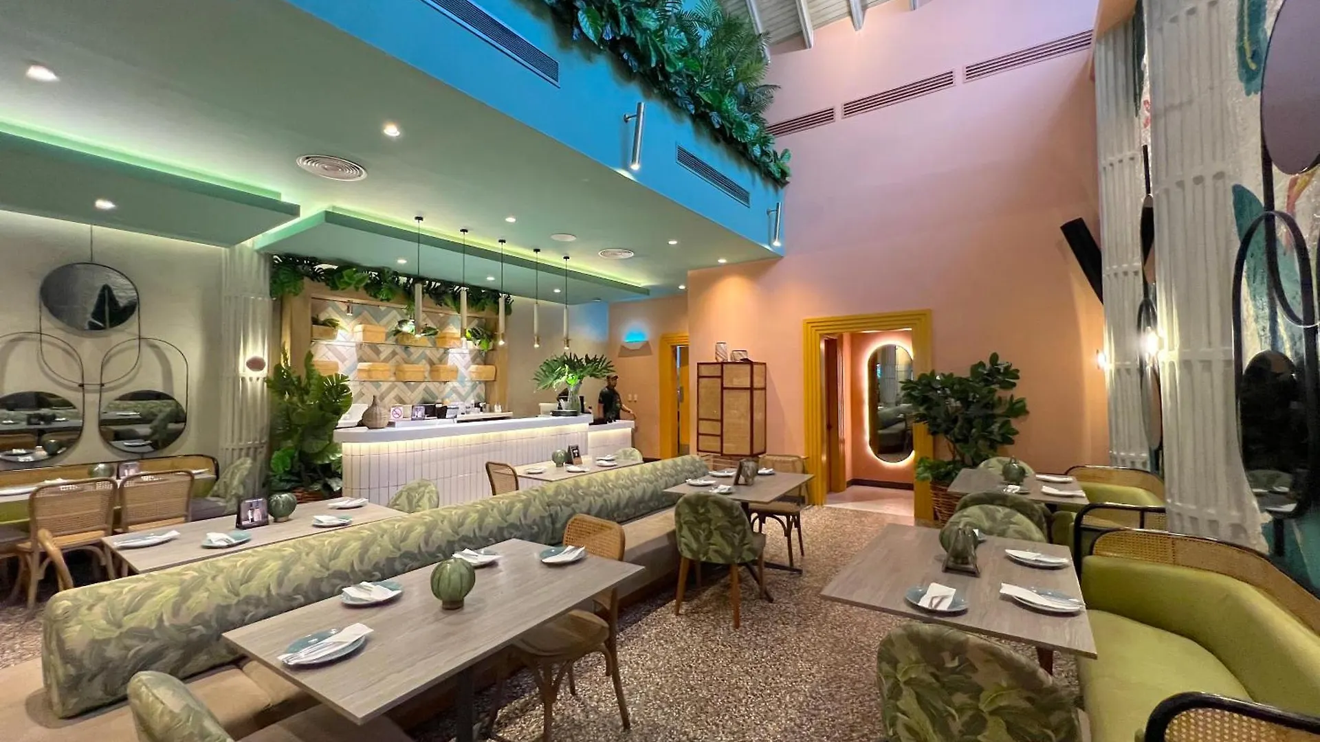 Vacation Suites With Rooftop Pool, Spa, Restaurants - Playa Los Corales Punta Cana Hotel
