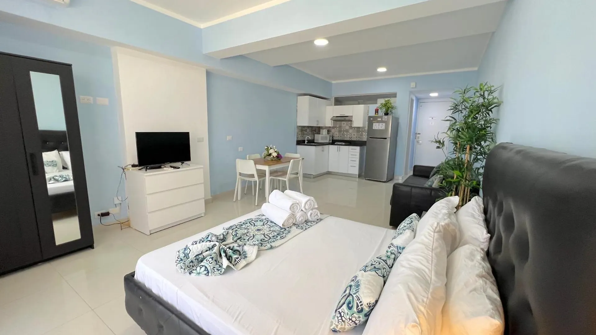 Vacation Suites With Rooftop Pool, Spa, Restaurants - Playa Los Corales Punta Cana Otel